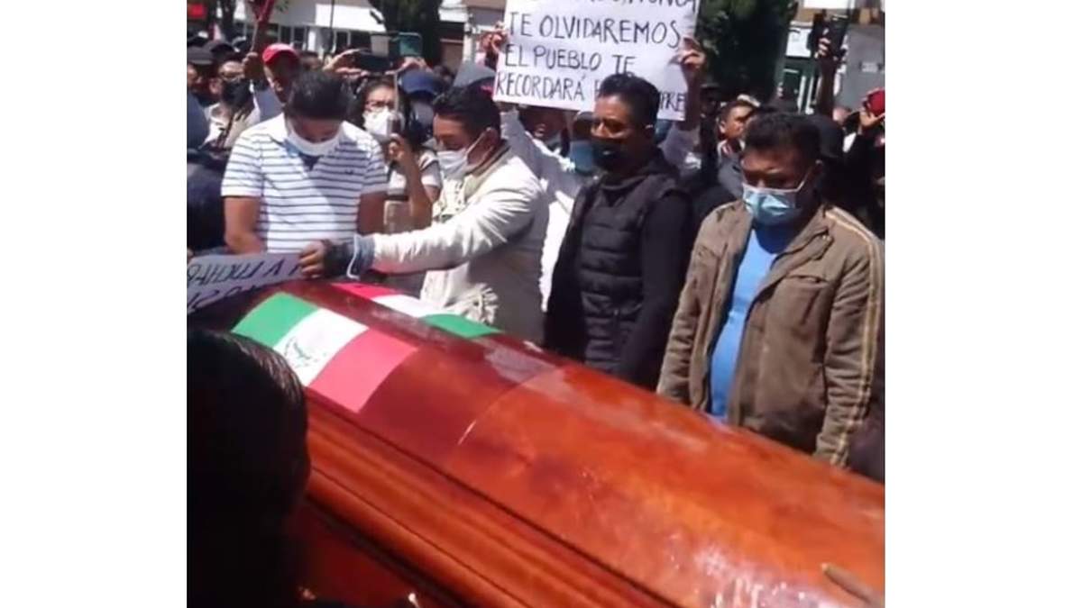 El féretro con el cuerpo de Leobardo Hernández