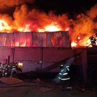 Incendio en fábrica en Ecatepec moviliza a más de 300 elementos de emergencia (Video)