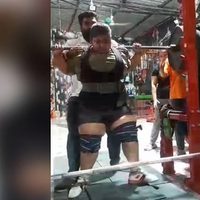 Levantadora de pesas de 17 años muere al intentar cargar 270 kilogramos (Video)