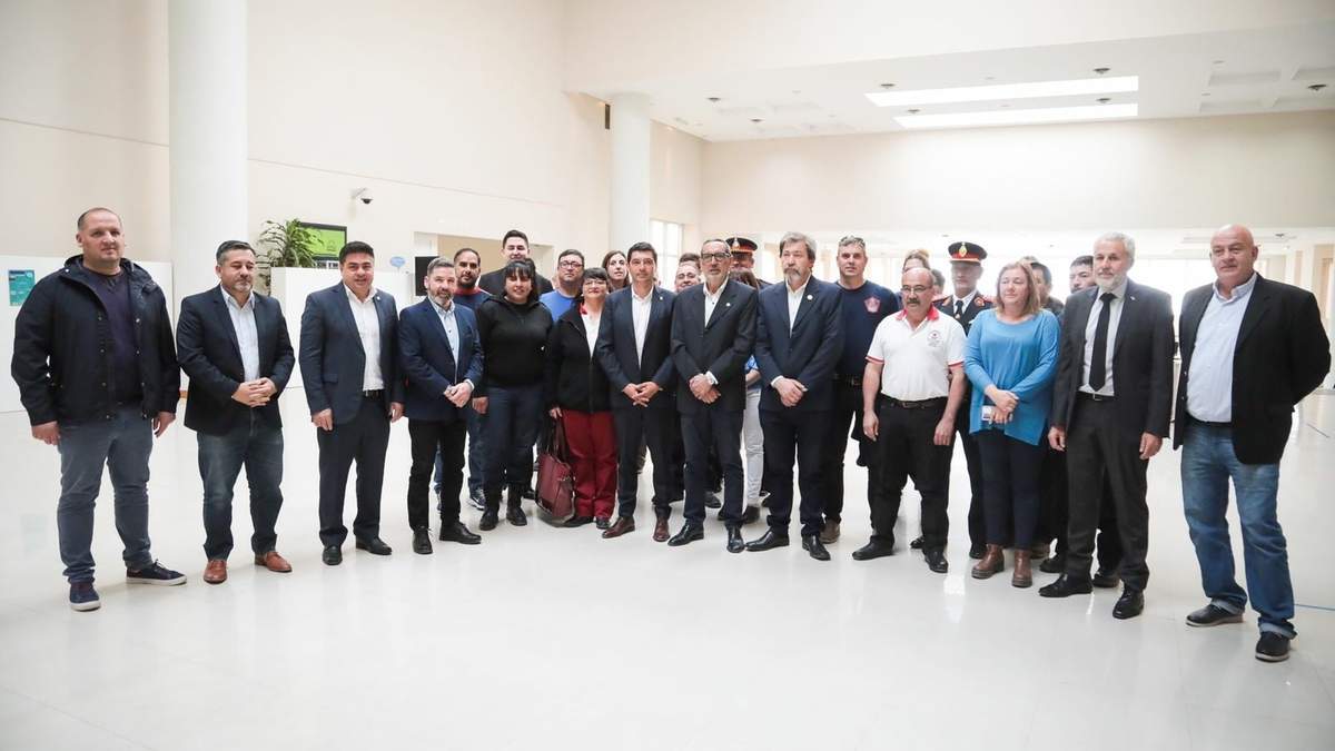 Koopmann junto a representantes de las asociaciones de bomberos. Fuente (Legislatura).