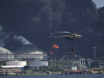 Se extiende incendio en base de combustible en Cuba
