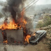 Intenta conectar su Tesla a “diablito”, pero quema el carro e incendia casa en Tijuana