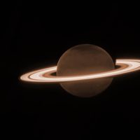 Telescopio Webb investigará qué produce auroras en Saturno y Urano