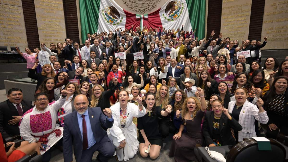 Diputados morenistas felicitan a la presidenta Claudia Sheinbaum por su primer informe de gobierno