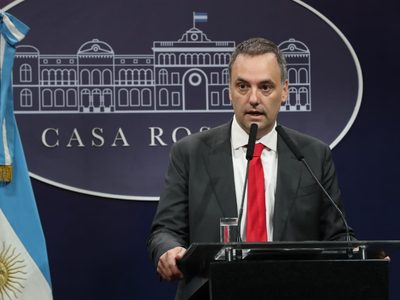 Manuel Adorni calificó de extorsiva la amenaza del gobernador de Chubut