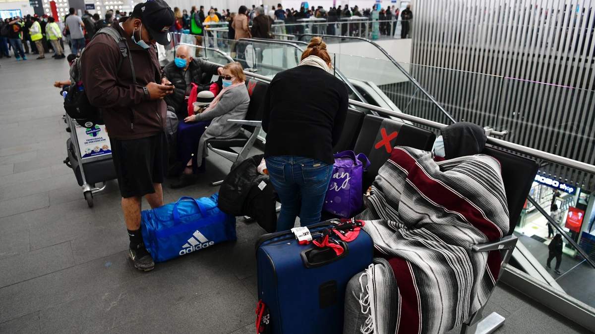 Largas filas en los mostradores de Aeroméxico en la Terminal 2 del AICM