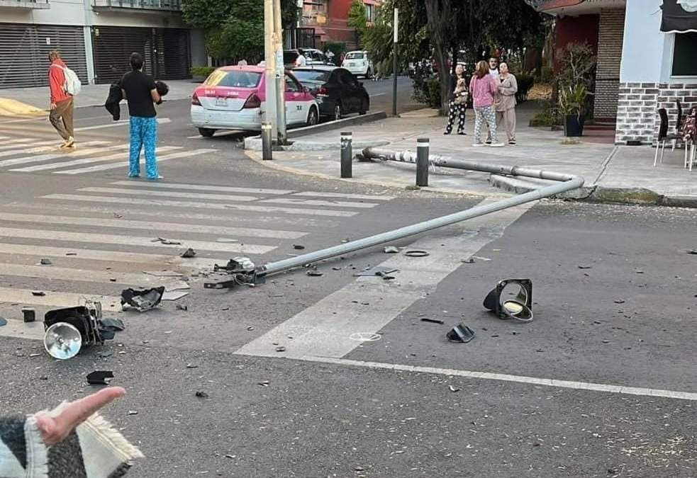 Caída de un poste en la alcaldía Benito Juárez, CDMX, por el sismo del 2 de enero