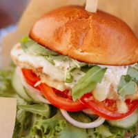 Hamburguesa de pollo casera y ligera: la receta rápida con el truco que la hace más jugosa y deliciosa