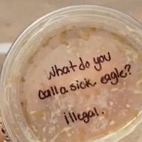Clienta de Starbucks denuncia que recibió mensaje xenófobo escrito en tapa de su bebida
