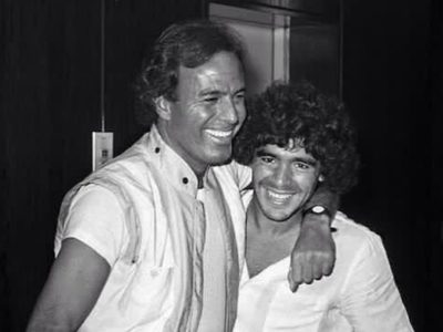 “Sobre todo el cariño”: el emocionante mensaje de Julio Iglesias a su amigo Diego Maradona