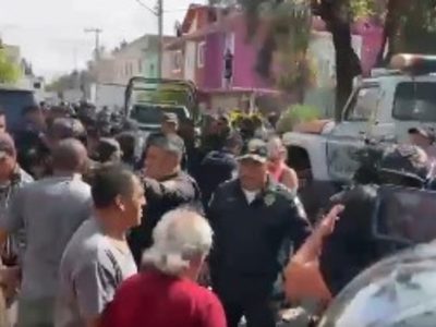 Riña entre vecinos y elementos de la SSC deja un muerto en Iztapalapa (Video)