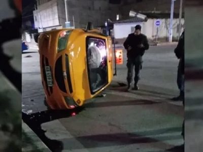 Una tapa de cloacas levantada provocó el vuelco de un taxi en Neuquén