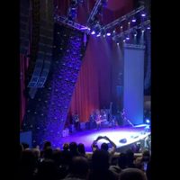 Se cae pantalla gigante durante el concierto sinfónico de El Tri en el Auditorio Nacional (Video)