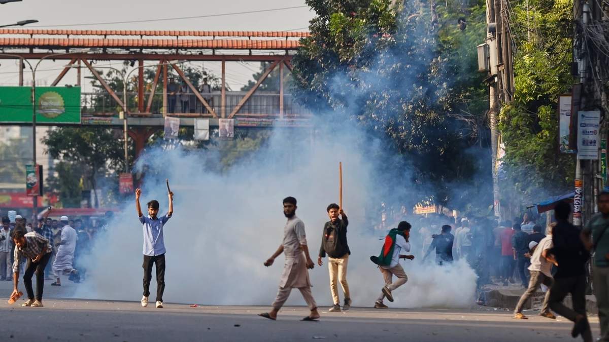 anifestantes lanzan piedras y corean consignas durante un enfrentamiento con la policía frente a la residencia demolida de Sheikh Mujibur Rahman, exlíder de Bangladesh y padre de la derrocada primera ministra Sheikh Hasina, tras el veredicto en su contra, en Dhaka, Bangladesh, el lunes 17 de noviembre de 2025.