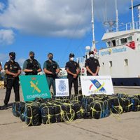 Policía de España decomisa mil 200 kilos de cocaína transportada en un velero
