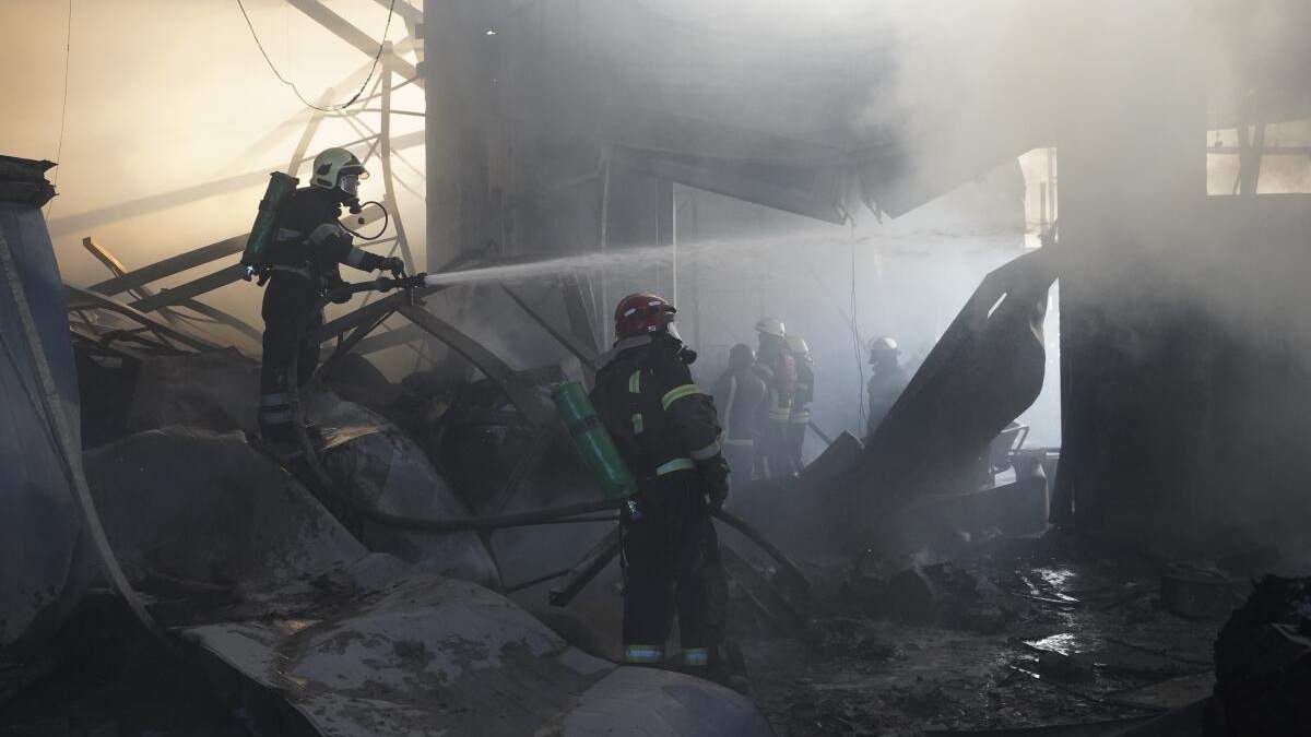 Bomberos apagan un incendio tras un ataque ruso en Járkiv, Ucrania
