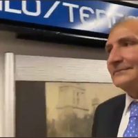 Adán Augusto López evade responder a reporteros... y se va en Metro