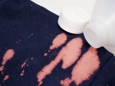 Si se te manchó una remera con lavandina, no la tires y recuperala con este tip viejo, pero eficiente