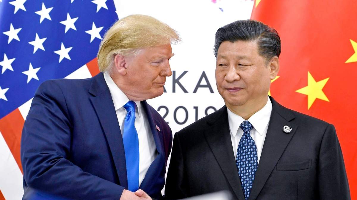 El presidente de Estados Unidos, Donald Trump, a la izquierda, estrecha la mano del presidente de China, Xi Jinping
