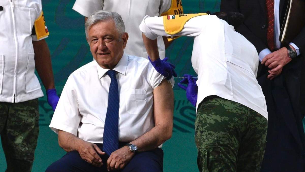 AMLO recibió la vacuna de AstraZeneca