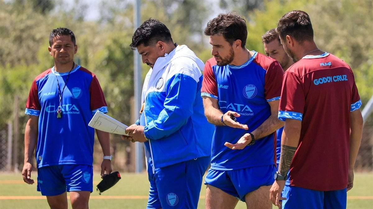 El Mago Ramírez dando indicaciones en primer plano.