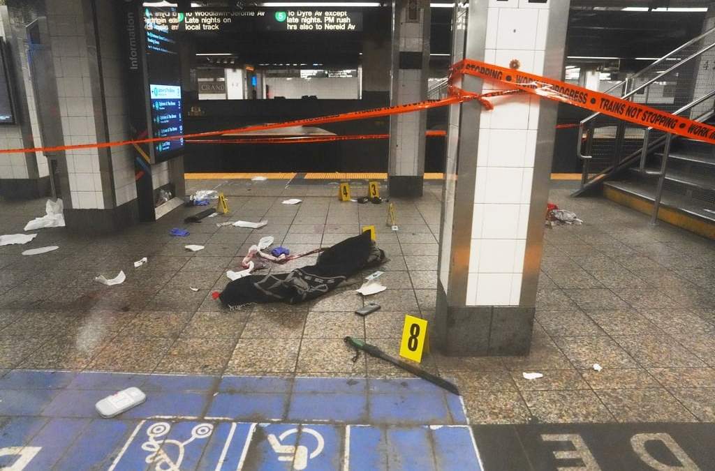 La escena del ataque con un arma blanca que resultó en tres personas heridas y el presunto agresor abatido, en la estación de metro Grand Central de Nueva York, el sábado 11 de abril de 2026
