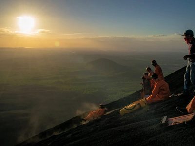 “Volcano boarding”: la peculiar actividad de Nicaragua que impulsa el turismo extranjero