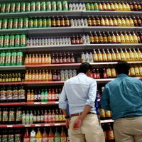 El impuesto a los refrescos inhibe su consumo, revela un estudio