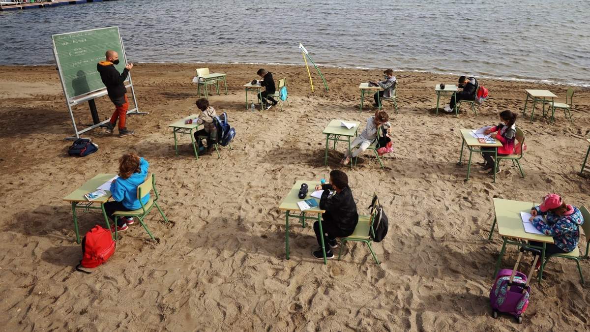 Estudiantes en Murcia vuelven a las clases presenciales en la orilla de la playa. Fuente: (Twitter)
