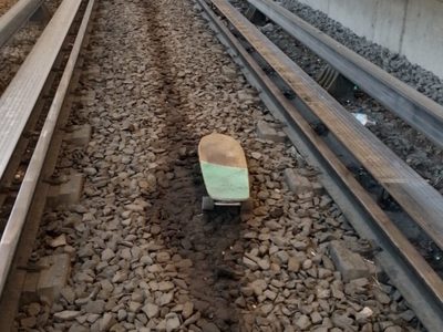Se bajó a las vías del Metro por una patineta y provocó retrasos del servicio en la Línea B