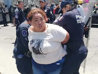 Antimotines desalojan con violencia a madres de 'rechazados” en la UJAT