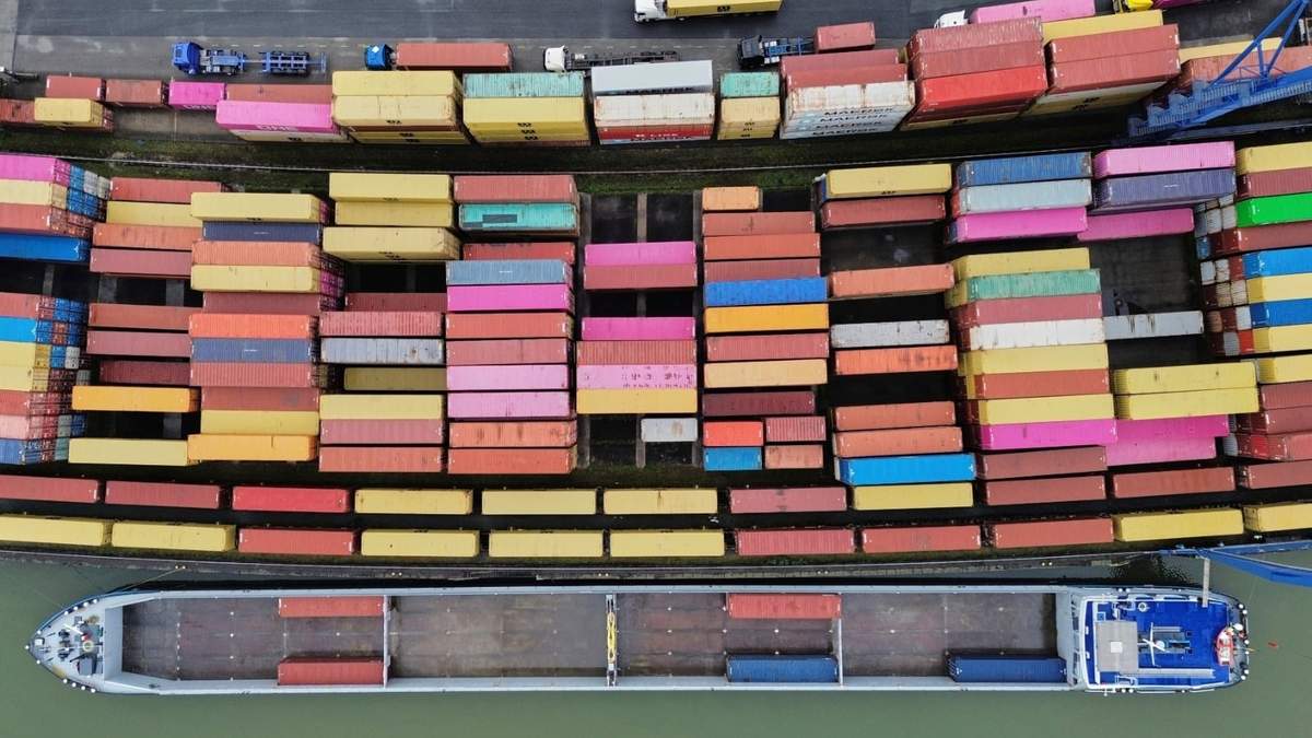 Contenedores de carga en una terminal de Fráncfort, Alemania, el viernes 25 de abril de 2025