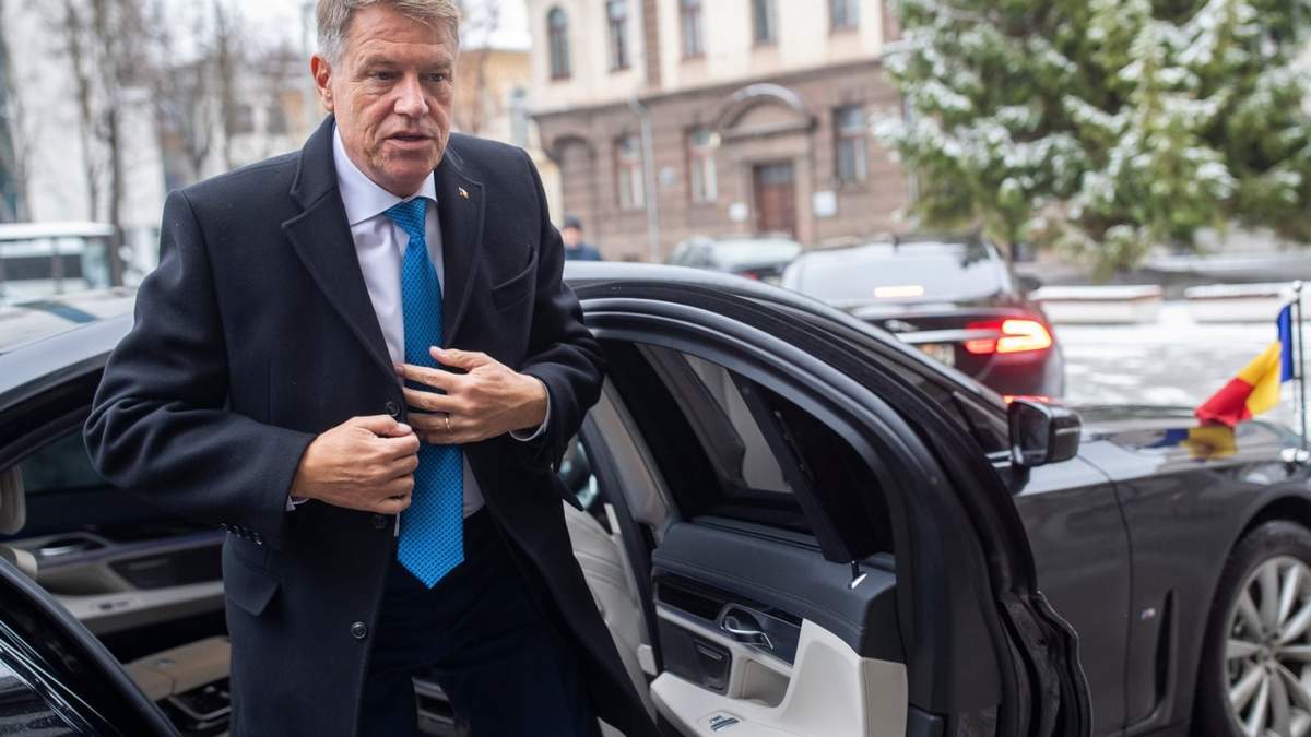 El presidente de Rumania, Klaus Iohannis, llega al simposio "La idea de Europa" en Kaunas, Lituania, el viernes 25 de noviembre de 2022