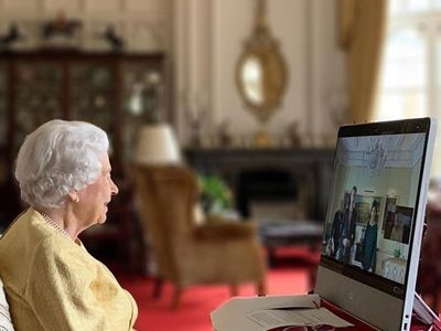 La reina Isabel II retoma su actividad pública tras pasar una noche en el hospital