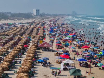Turistas de CDMX y Nuevo León desbordan playas tamaulipecas