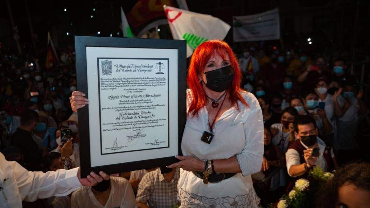 Layda Sansores muestra su constancia de mayoría