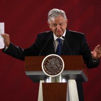 AMLO firma compromiso de no reelección para acallar 'infundios de los conservadores"