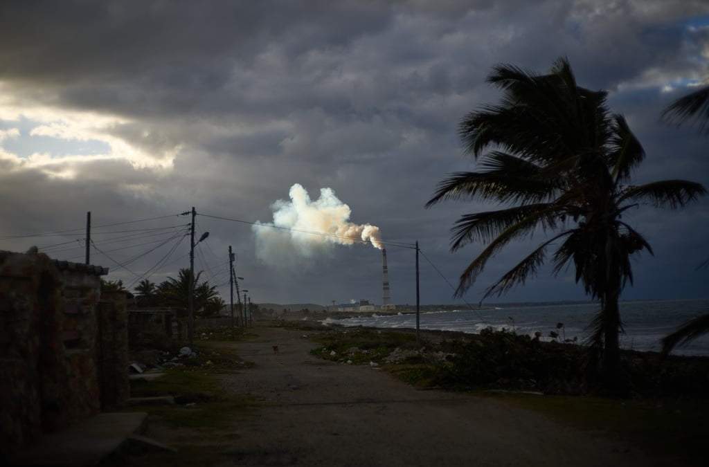 Humo sale de la chimenea de la central termoeléctrica Ernesto Guevara de la Serna en Santa Cruz del Norte, Cuba, al atardecer del martes 3 de febrero de 2026