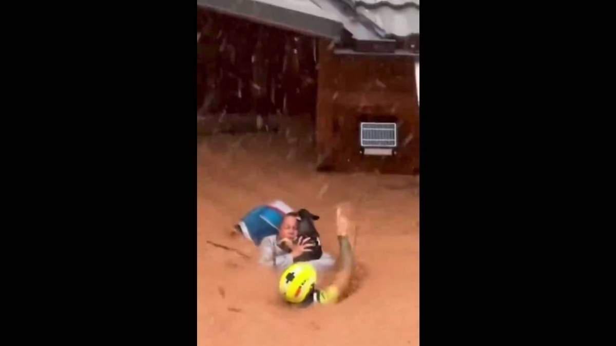 Rescate de una mujer y su mascota en Valencia, España
