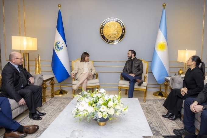 La ministra de Seguridad argentina Patricia Bullrich con el presidente de El Salvador, Nayib Bukele