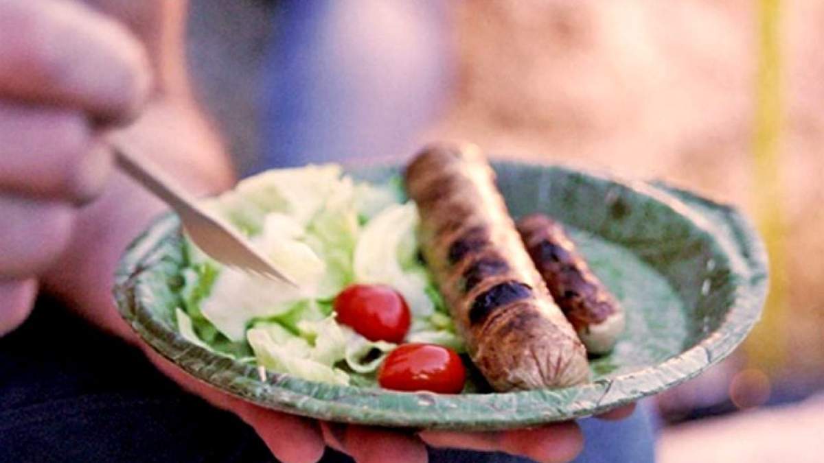 Platos biodegradables hechos con hoja de plátano. Fuente:(Twitter).