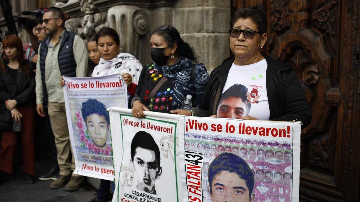 Reunión de padres de los 43 en Palacio Nacional