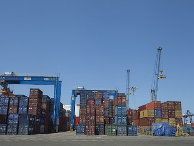 México registra déficit comercial de 2 mil 12 mdd en octubre: Inegi