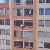 Muere una mujer que cayó desde un séptimo piso durante el sismo en Colombia (Video)