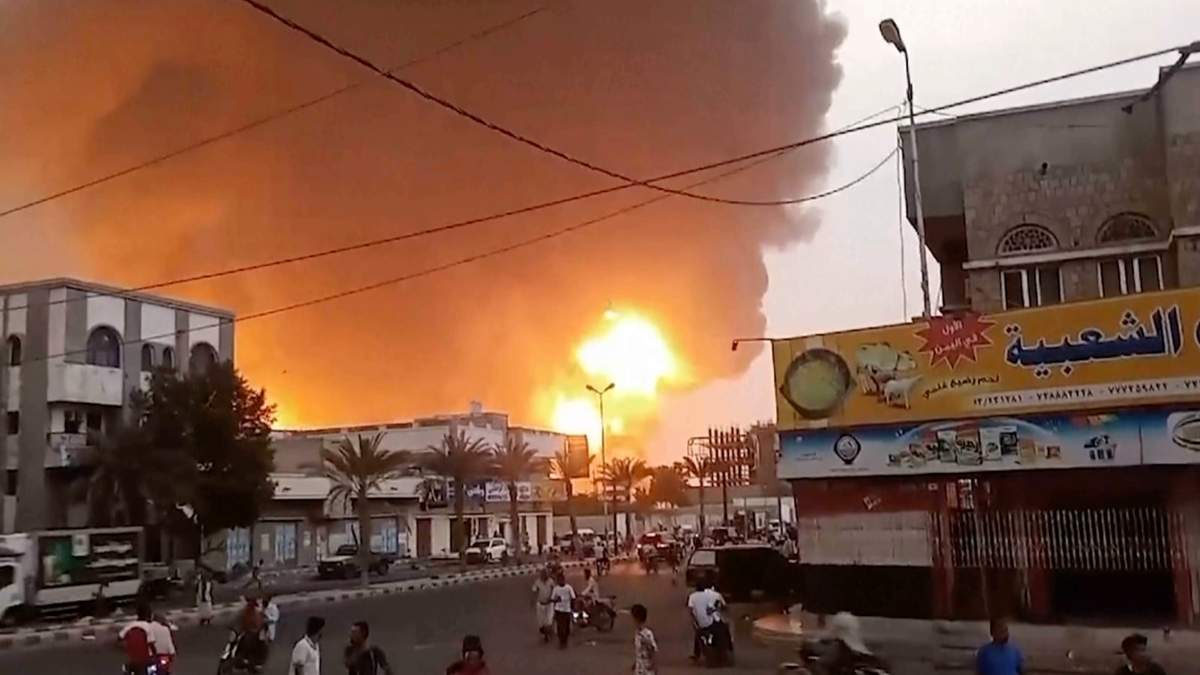 Humo y llamas se elevan desde un sitio en Hodeidah, Yemen