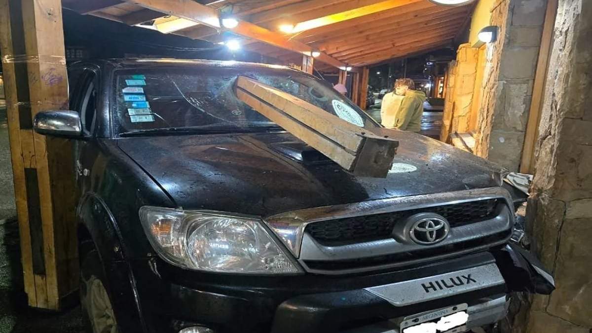 La camioneta se inctrustó en una vidriera. Fuente: (RSM)
