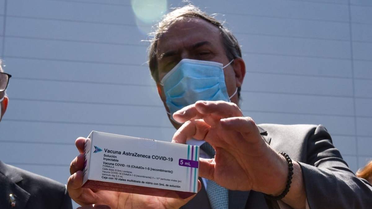 Ebrard muestra dosis de AstraZeneca