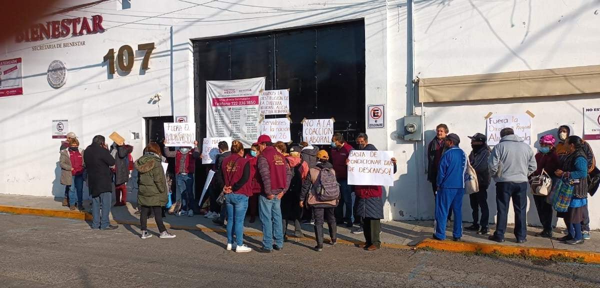 Servidores de la nación protestan afuera de la Secretaría del Bienestar en Toluca