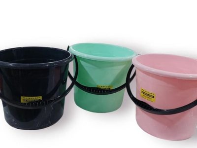 Con ese balde de plástico que ibas a tirar y una varilla de madera, armá esta increíble lámpara de pie para tu casa