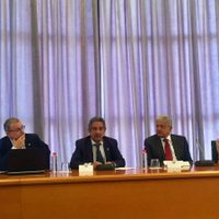 AMLO y universitarios de Cantabria guardan un minuto de silencio por muertos en el sismo